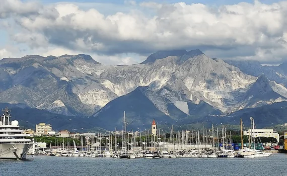 Carrara vista dal mare