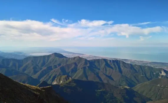 Trekking apuane da Carrara, vista sulla costa