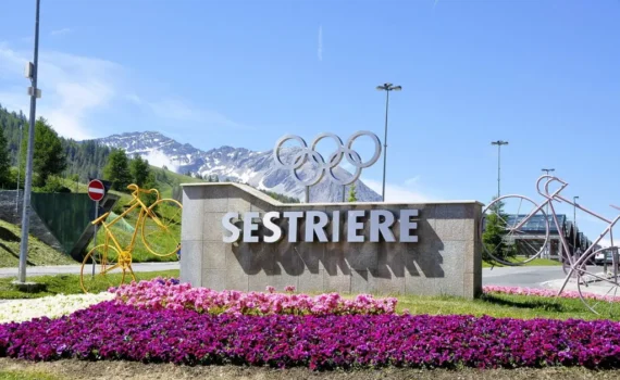 la scritta Sestriere all'ingresso della cittadina