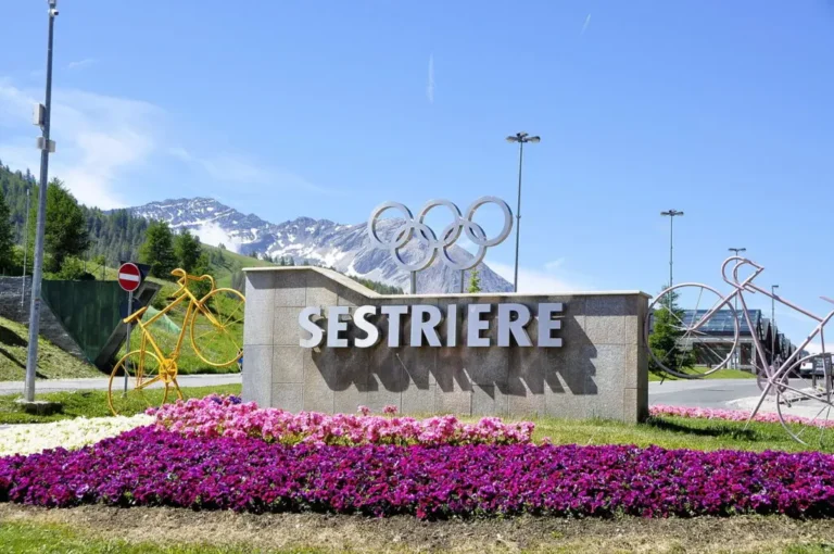 la scritta Sestriere all'ingresso della cittadina