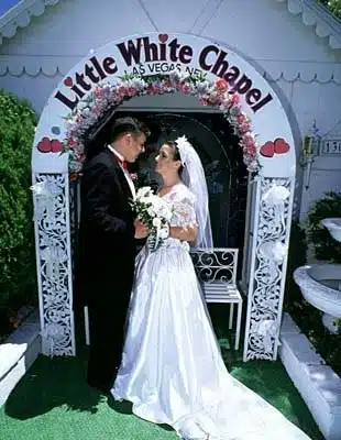 Matrimonio all'estero, sposi davanti alla Little White Chapel