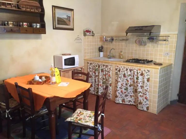 La cucina della Casa di Fausta, albergo diffuso Ospiti del Borgo Lorenzana Pisa