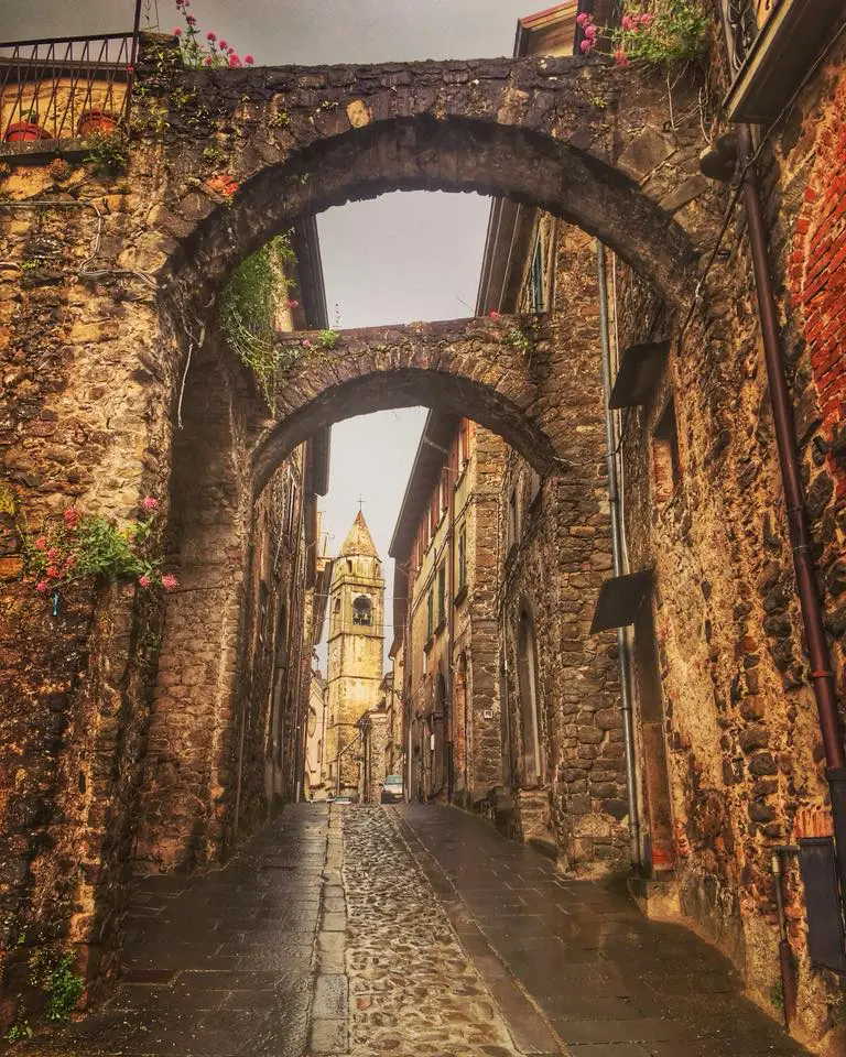 Virgoletta, entrata dalla porta di Sotto e la Strada dei Calzolai