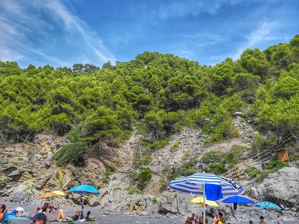 Punta Corvo, la spiaggia e le rocce sovrastanti