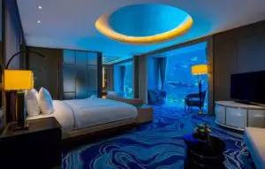 Una camera del Poseidon Undersea Resort