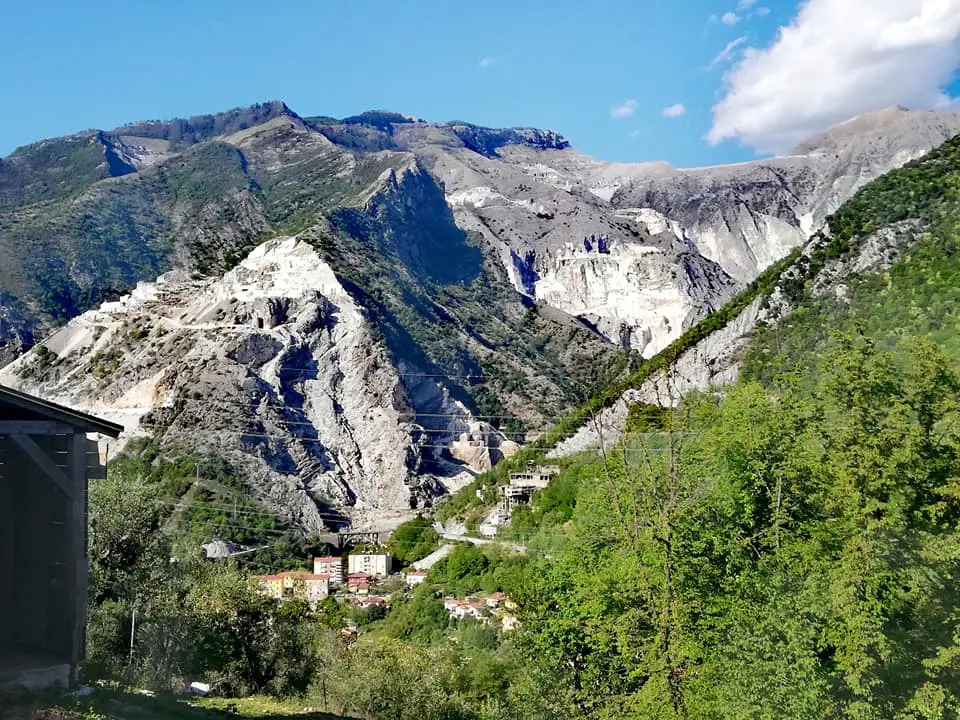 Vista sulle cave di Torano dalla Via dei Cavatori
