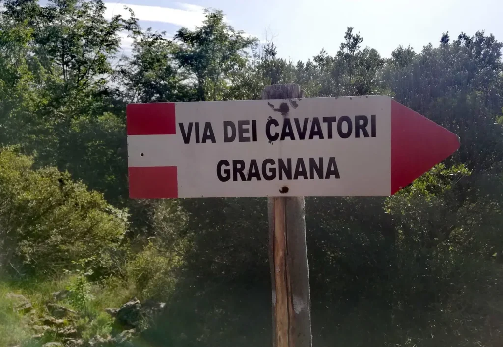 Via dei Cavatori Gragnana Monte D'Arma cartello