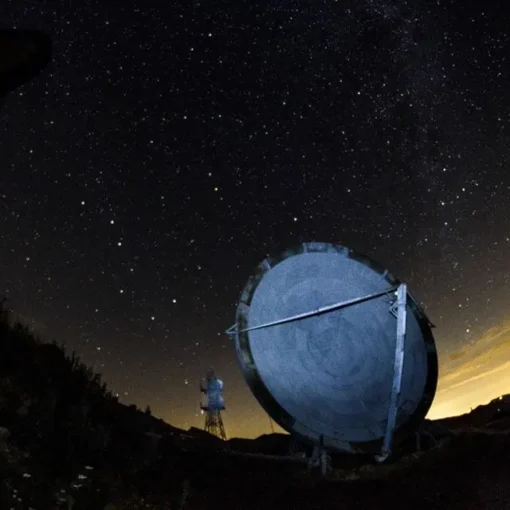 Una delle parabole del Monte Giogo ed il cielo notturno