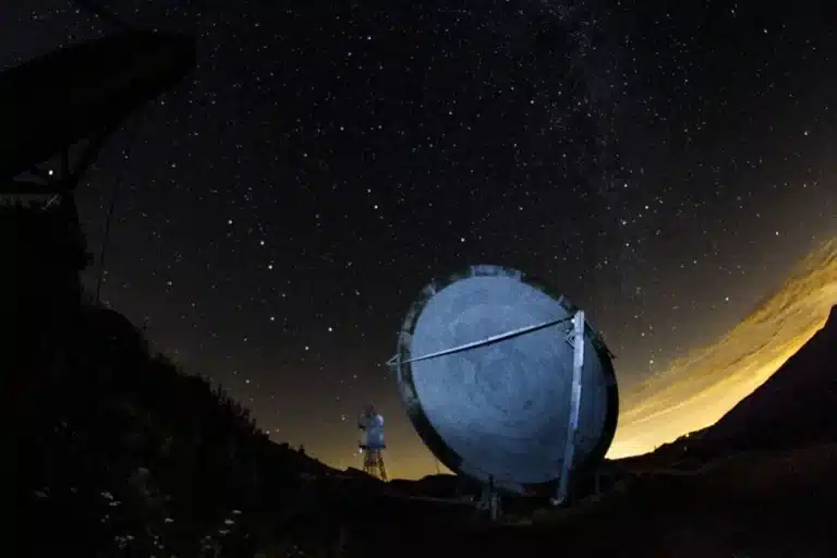 Una delle parabole del Monte Giogo ed il cielo notturno