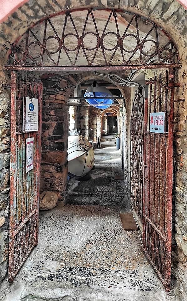 Ingresso del passaggio coperto di Sotto-Ria nel centro storico