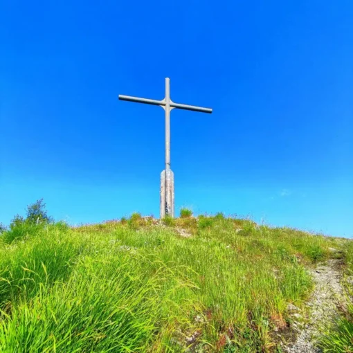 Croce sulla vetta del Monte Folgorito, la più grande delle Alpi Apuane