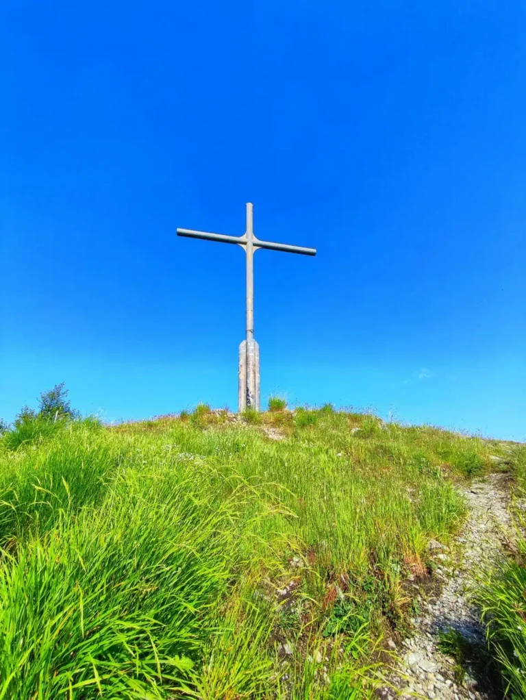 Croce sulla vetta del Monte Folgorito, la più grande delle Alpi Apuane