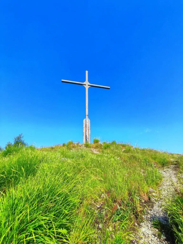 Croce sulla vetta del Monte Folgorito, la più grande delle Alpi Apuane