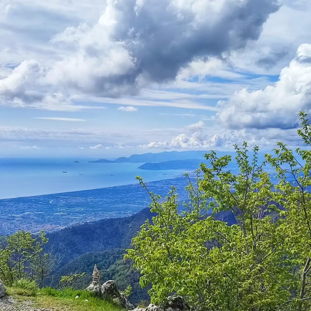 Vista sulla costa dal Monte Gabberi, Alpi Apuane