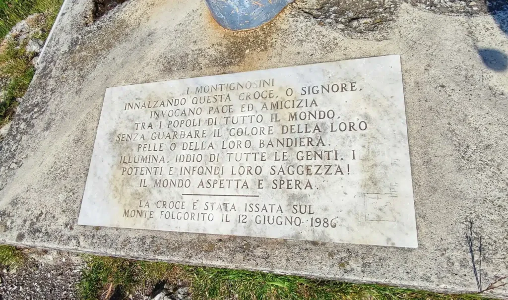 Targa alla base della croce di vetta