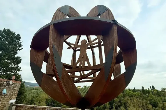 Scultura L’Uomo di Vinci ispirata all’Uomo Vitruviano di Leonardo