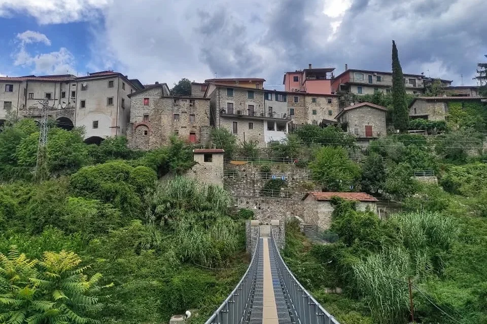 Casola in Lunigiana vista dal ponte sospeso sul torrente Aulella