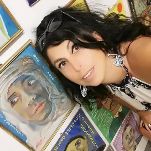 Sabrina, autrice e guida Gae, sorride davanti a un ritratto storico del pirata Musetto