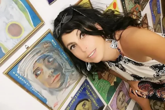 Sabrina, autrice e guida Gae, sorride davanti a un ritratto storico del pirata Musetto