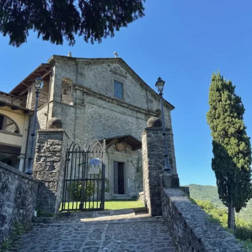 La facciata in pietra della Chiesa Vecchia di Gorfigliano in Garfagnana