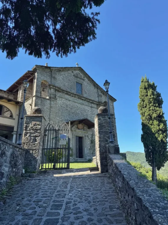 La facciata in pietra della Chiesa Vecchia di Gorfigliano in Garfagnana