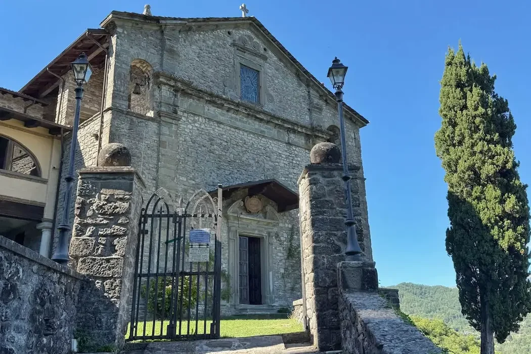 Esterno della Chiesa Vecchia di Gorfigliano nel comune di Minucciano
