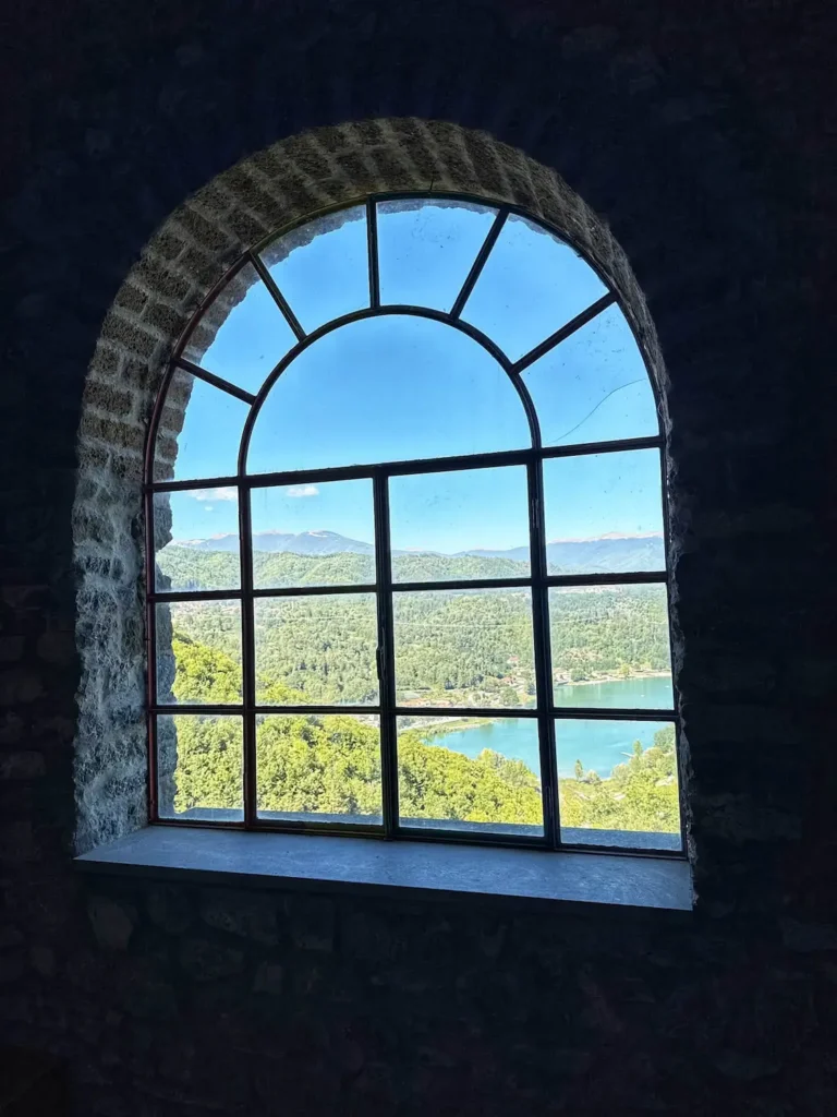 Scorcio del Lago di Gramolazzo incorniciato da una finestra