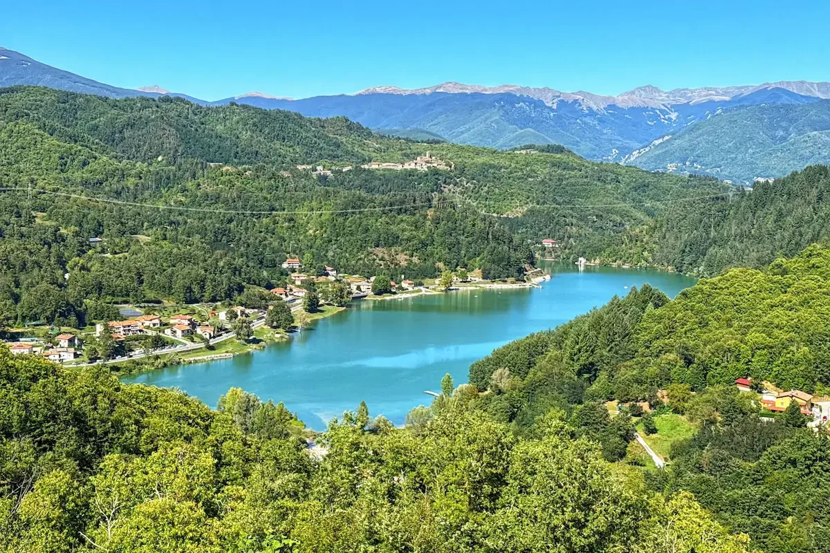 Vista panoramica dall'alto del Lago di Gramolazzo circondato dai boschi in Garfagnana