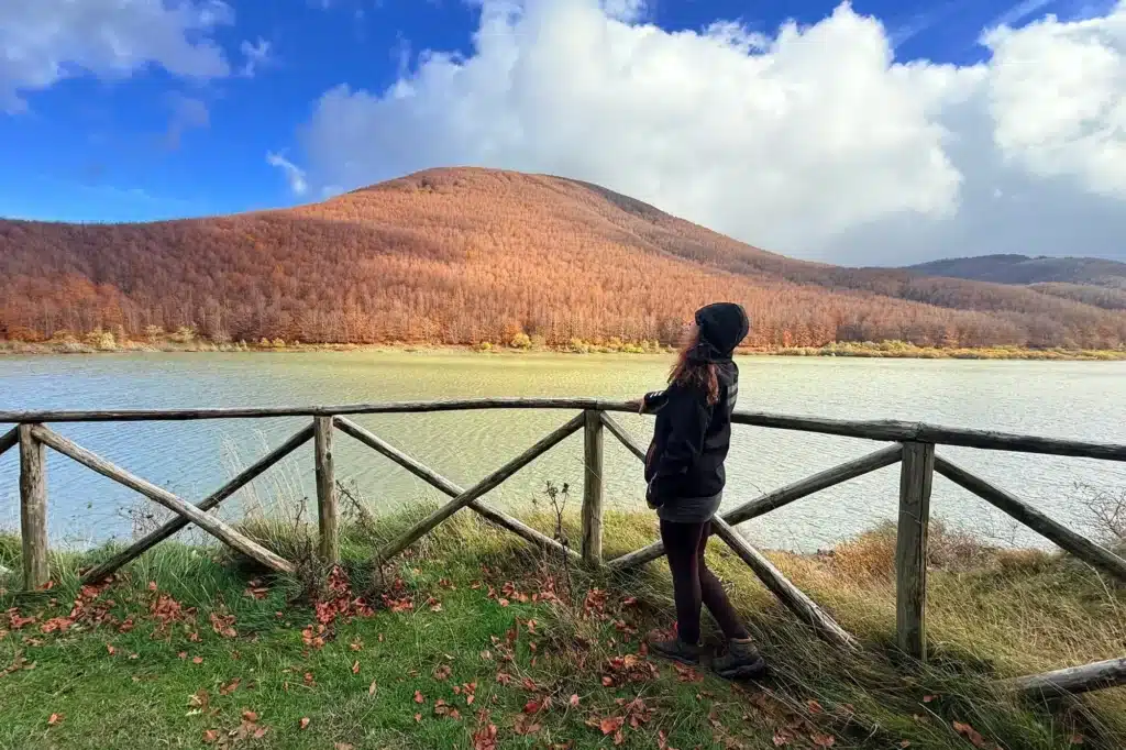 Sabrina, autrice del blog, al Passo del Lagastrello con il Lago Paduli e i monti colorati dal foliage