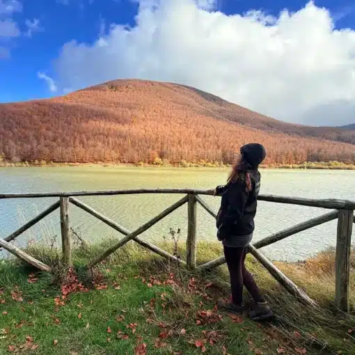 Sabrina, autrice del blog, al Passo del Lagastrello con il Lago Paduli e i monti colorati dal foliage