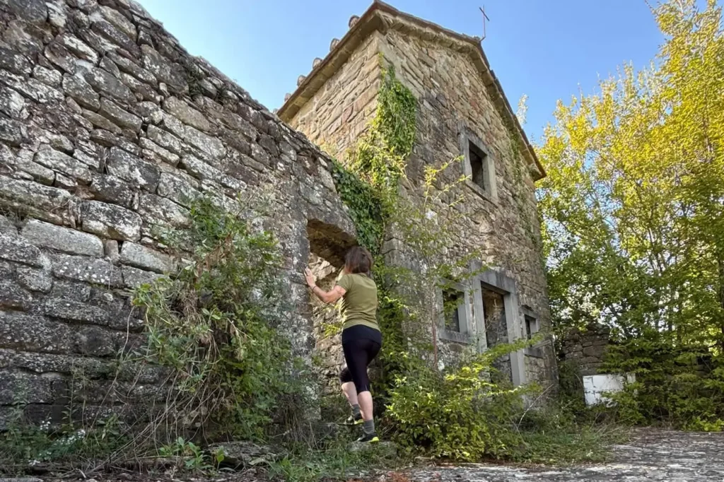 Resti della chiesa in pietra di Bergiola di Minucciano, borgo fantasma in Garfagnana