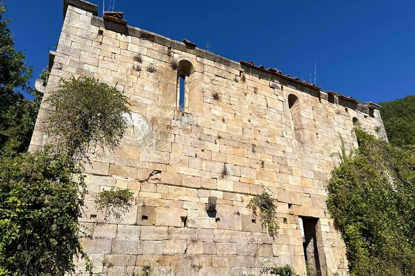 Parete laterale della chiesa di Santa Maria nel borgo abbandonato di Mirteto