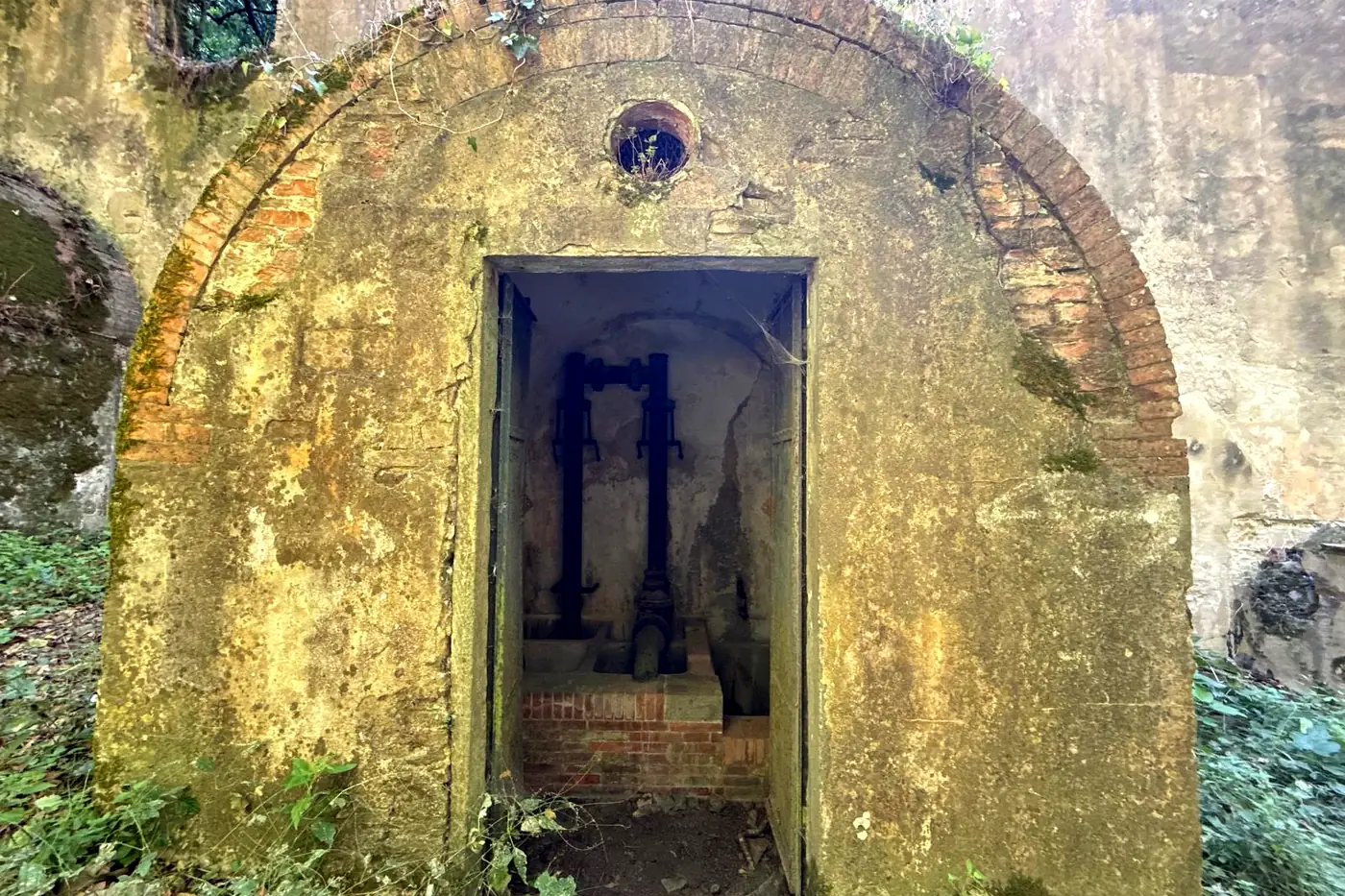 Piccolo edificio dell'acquedotto con le antiche tubazioni al bivio per Mirteto