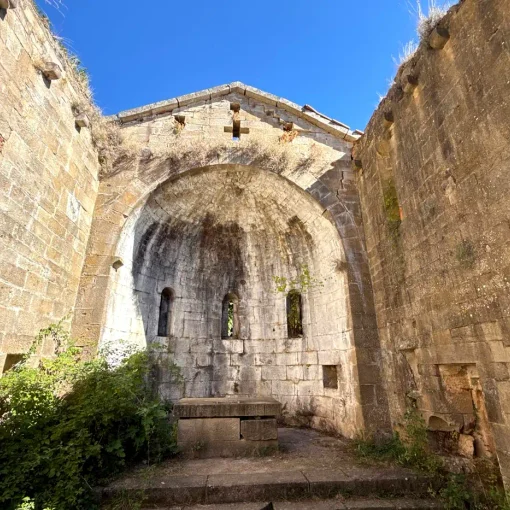 Interno della chiesa di Santa Maria nel borgo abbandonato di Mirteto, senza tetto