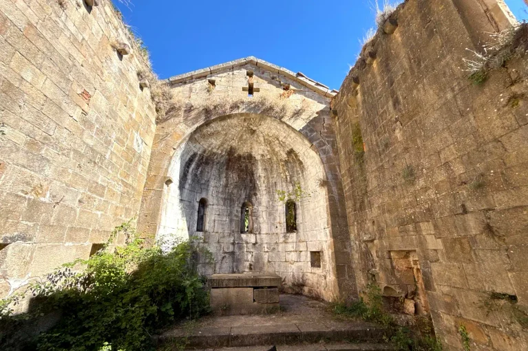 Interno della chiesa di Santa Maria nel borgo abbandonato di Mirteto, senza tetto