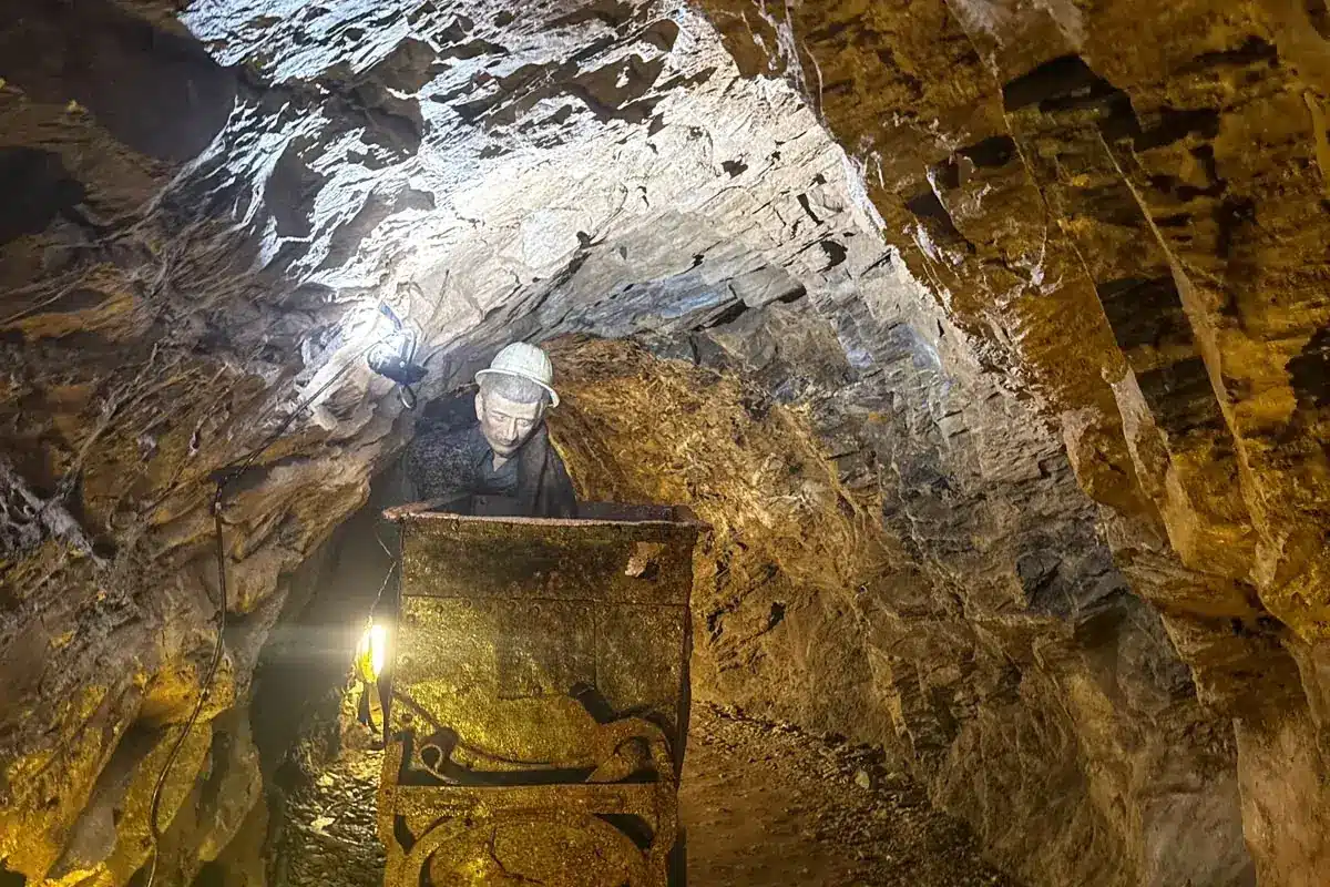 Carrello minerario e manichino di un minatore nel secondo tunnel