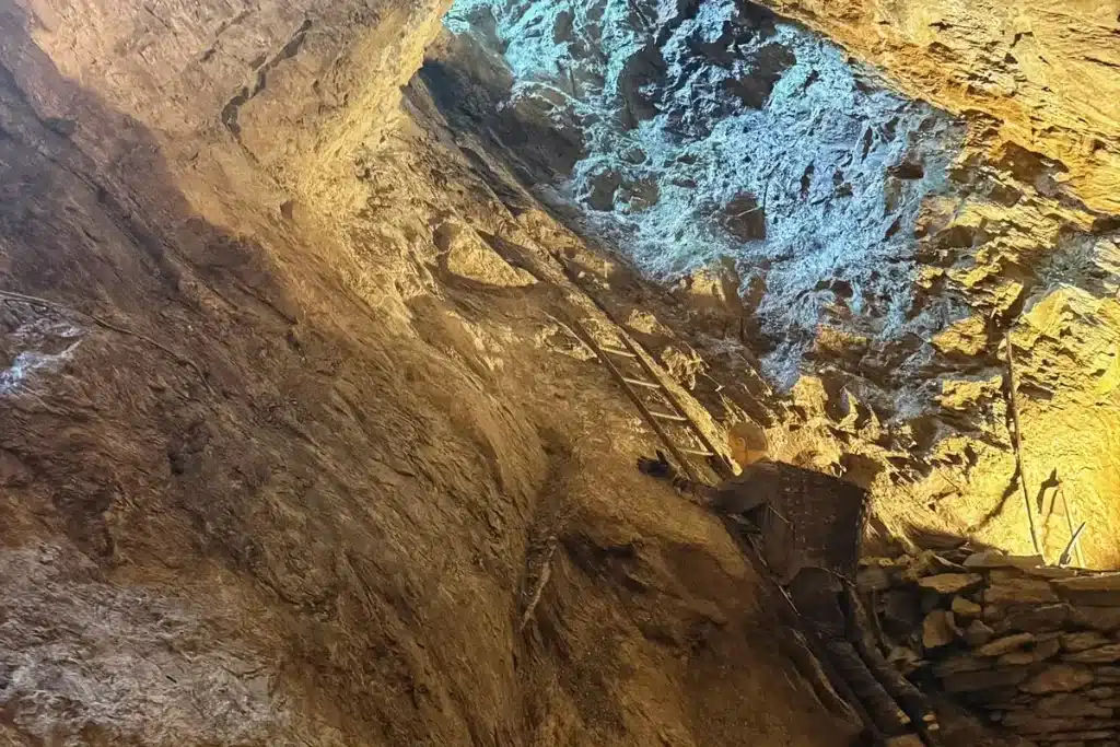 Discenderia nelle miniere di Levigliani con scaletta in legno e manichino di un minatore
