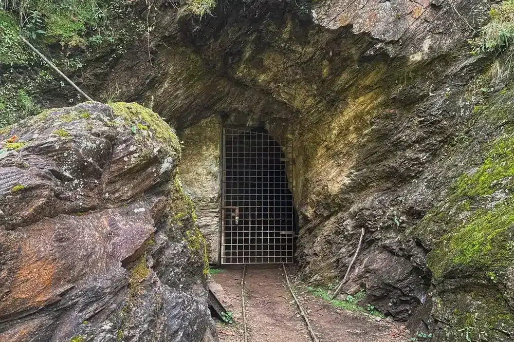 Ingresso del secondo tunnel delle Miniere dell'Argento Vivo di Levigliani, con cancello e binari