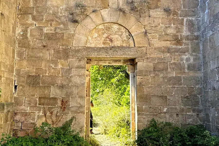 Portale della chiesa del borgo abbandonato di Mirteto visto dall'interno