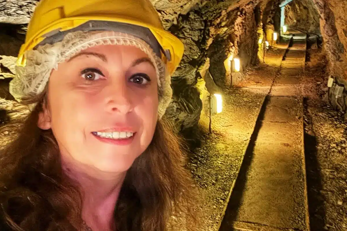 Sabrina, guida escursionistica e autrice dell'articolo, durante la visita alle Miniere dell'Argento Vivo di Levigliani
