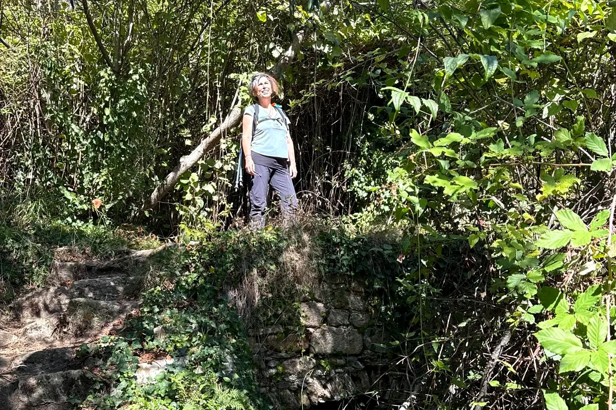 Sabrina, autrice del blog, sul ponticello di pietra all'ingresso del borgo abbandonato di Mirteto