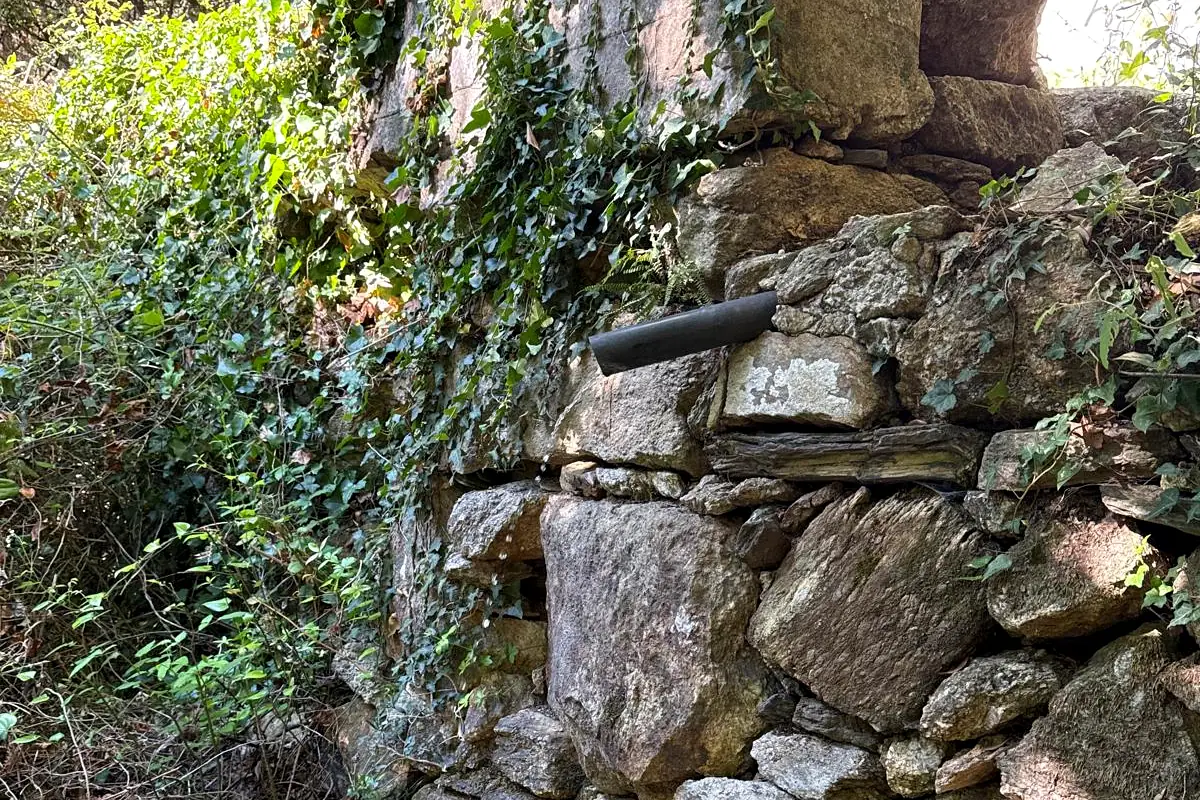 Sorgente Scarpa d'Orlando lungo il sentiero CAI 117 sui Monti Pisani