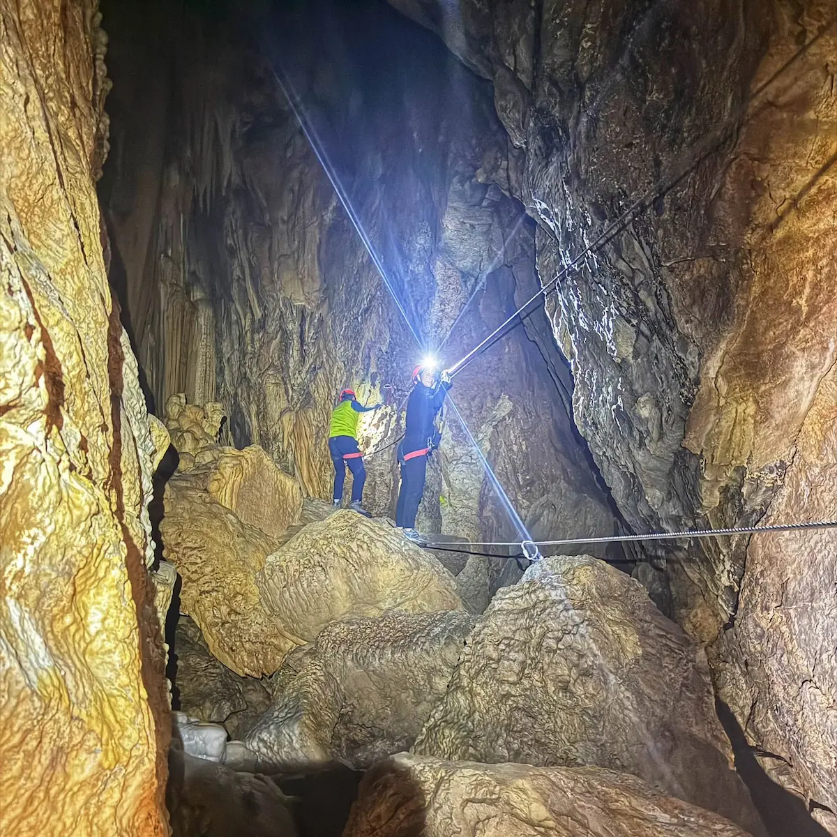 Speleo avventura guidata nelle Grotte di Equi Terme in Lunigiana