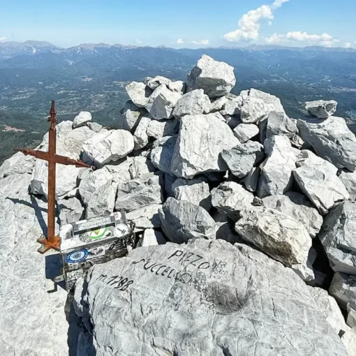 Vetta del Pizzo d'Uccello nelle Alpi Apuane