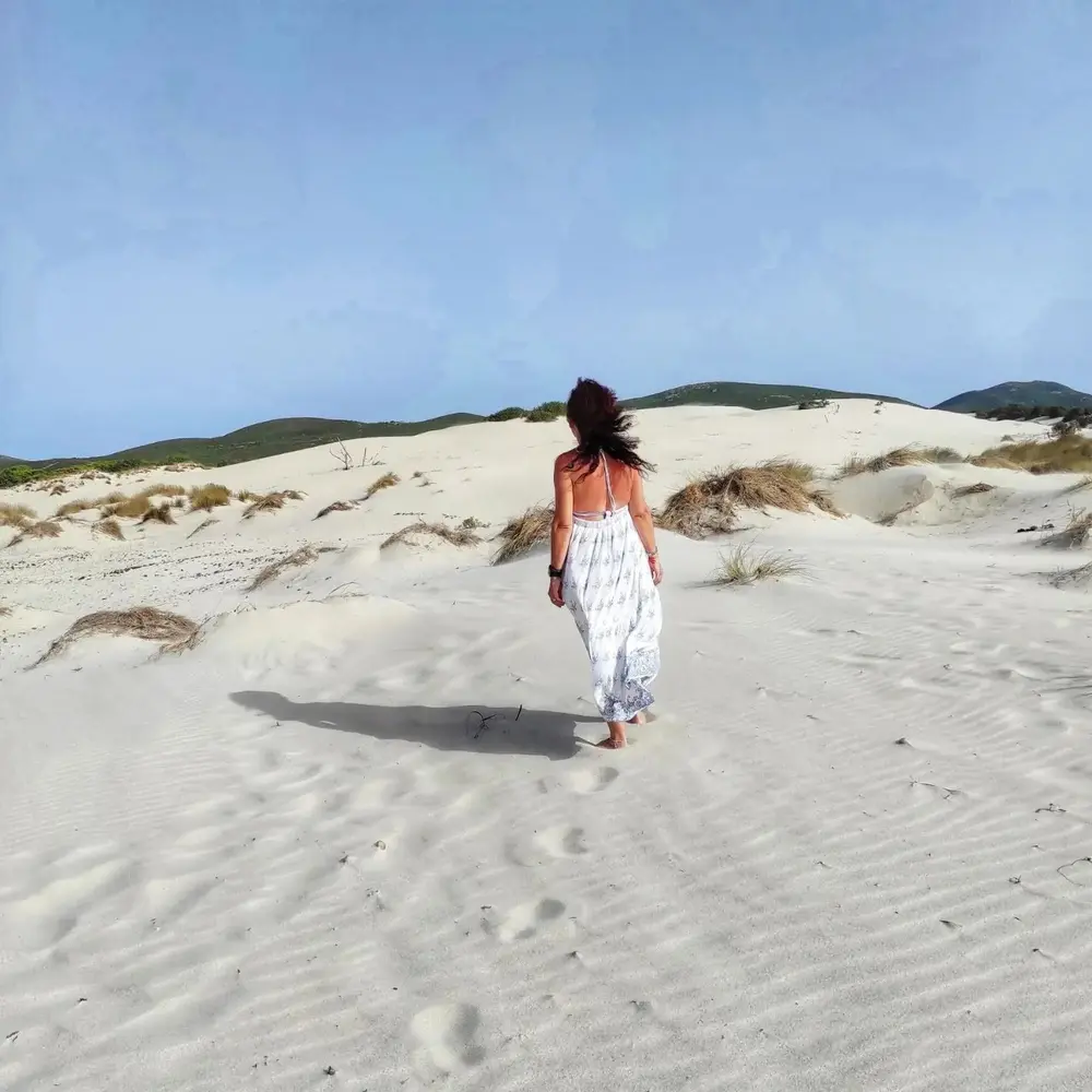 Sabrina, autrice del blog, cammina sulle dune in Sardegna