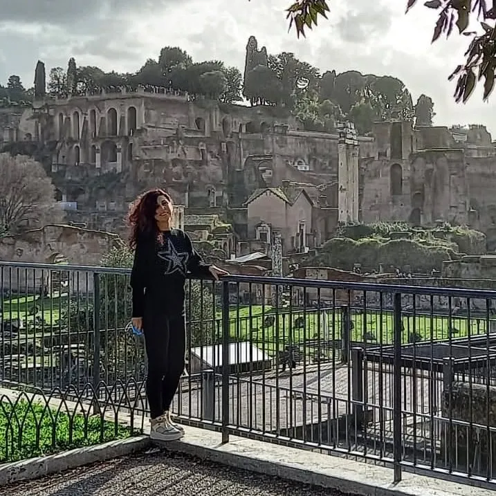 Sabrina, travel designer, ai Fori Imperiali di Roma
