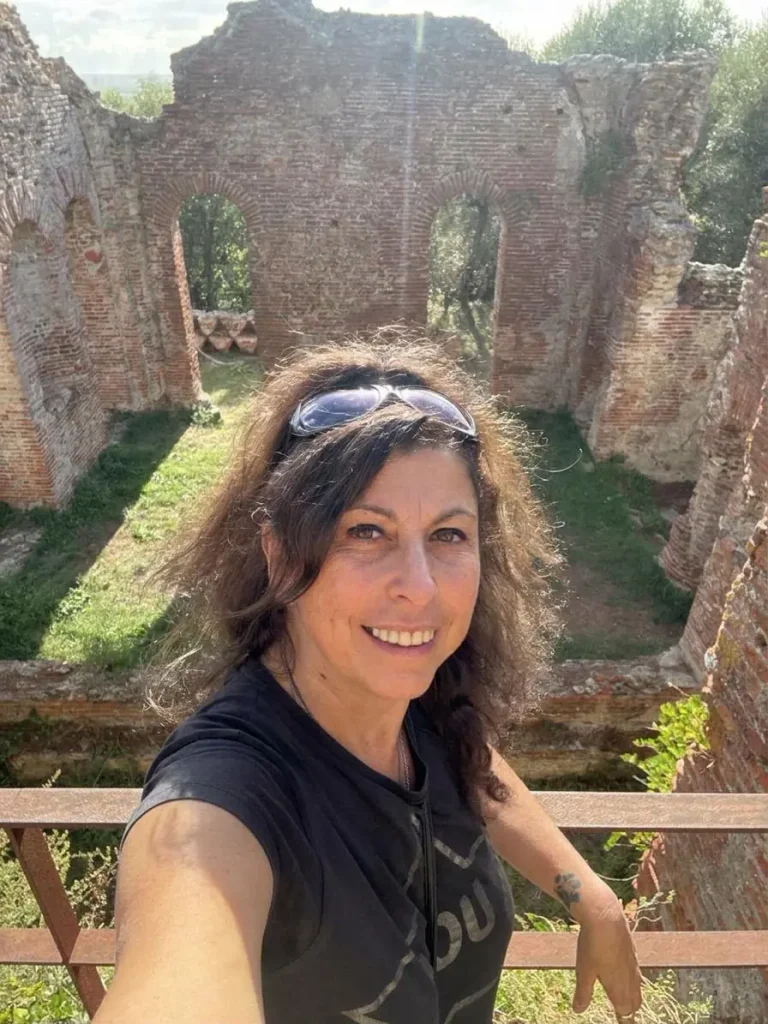 Sabrina, autrice del blog, davanti agli archi delle terme romane di Massaciuccoli