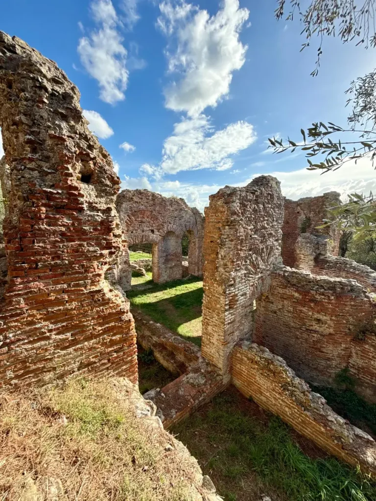 Muri in opera laterizia delle terme romane di Massaciuccoli