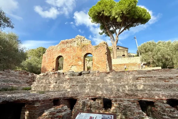 Terme romane di Massaciuccoli con la pieve di San Lorenzo sullo sfondo