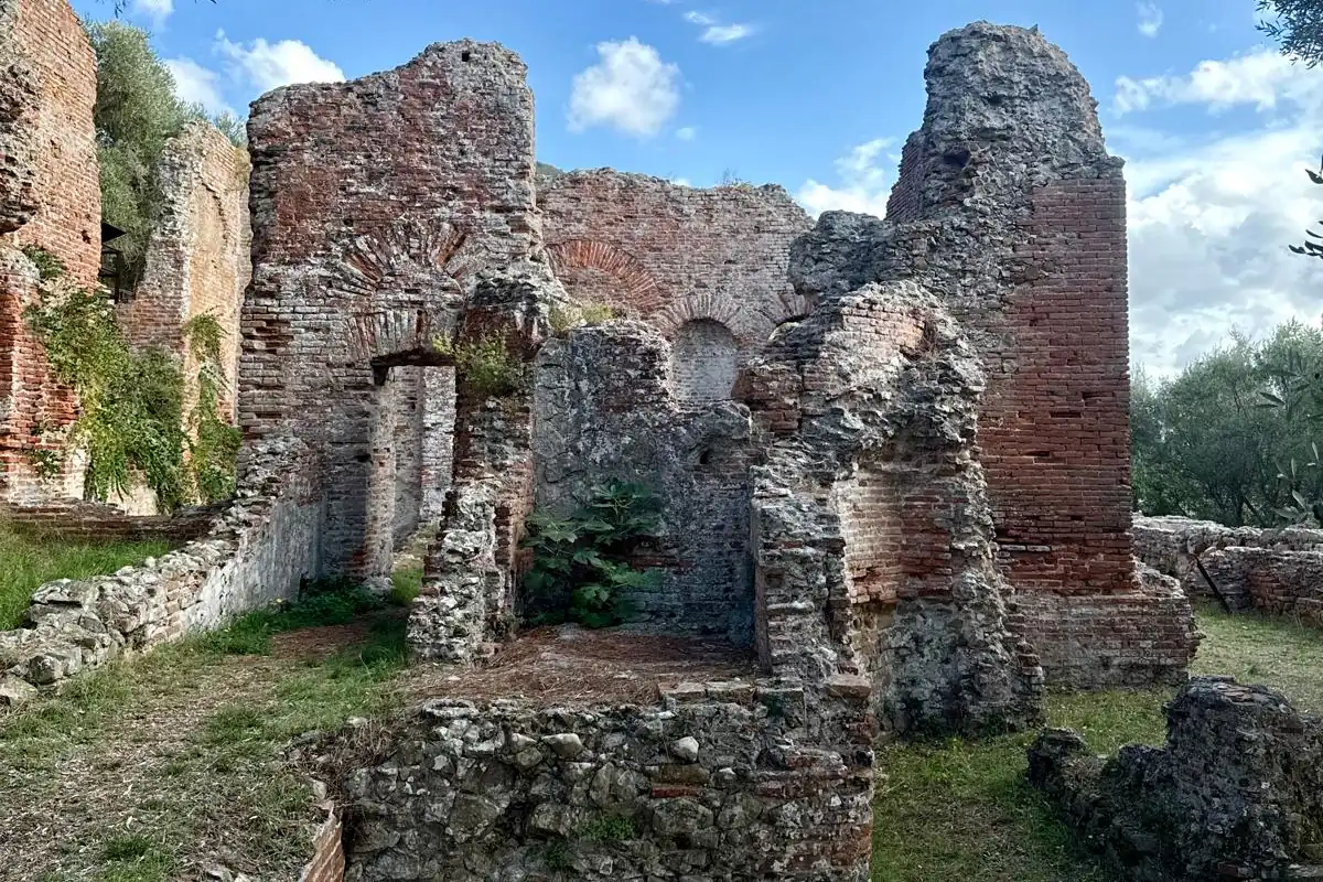Resti delle terme della villa dei Venulei tra gli ulivi